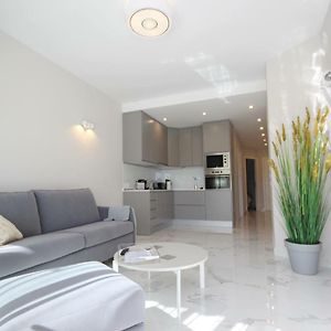 Luxury Apartments In First Beach Line With Pool